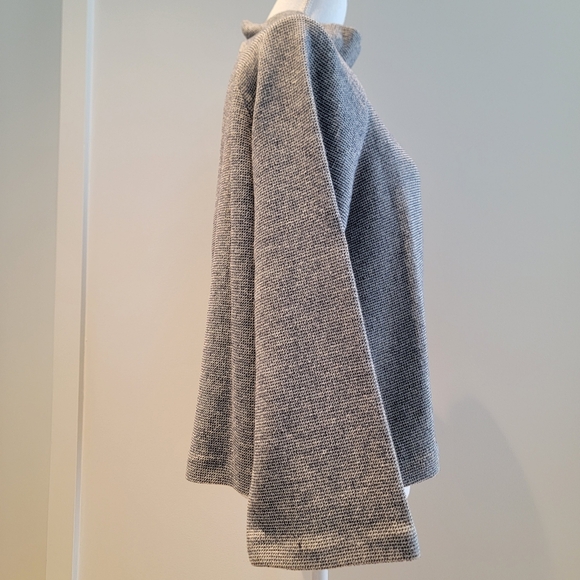 ❤️THEORY BLACK AND WHITE SWEATER - Picture 4 of 8